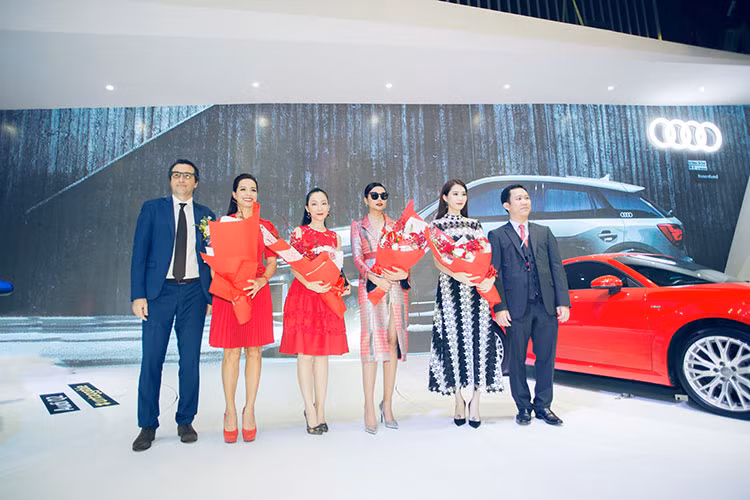 Việc những đại sứ thương hiệu của Audi, những người nổi tiếng với phong cách nổi bật góp mặt không chỉ góp phần cho không khí tại đây thêm sôi động, mà còn thu hút hàng loạt khách tham quan đến đây.