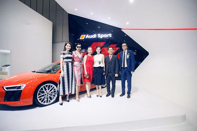 Những mẫu xe được trang bị quatro gồm có: Audi Q3, Q5, Q7 thuộc dòng SUV; A5 và A7 Sportback; và A8L limousine. Cũng là 1 trong 12 mẫu xe Audi trưng bày tại Triển lãm Ôtô Quốc tế Việt Nam 2016, Audi R8 Coupe V10 sẽ phô diễn hoàn hảo công nghệ Audi quattro và chào đón tất cả các khách tham quan ngôi nhà quattro.