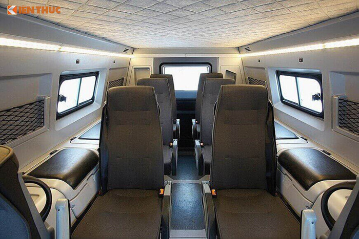 Với phiên bản “Du lịch”, khoang hành khách được trang bị các ghế ngồi tiện nghi độc lập, có thể điều chỉnh các hướng và có dây đai an toàn. Ngoài ra, nó cũng được trang bị các tiện ích giải trí khác nhằm phục vụ nhu cầu của những người sử dụng yêu công nghệ hiện nay.