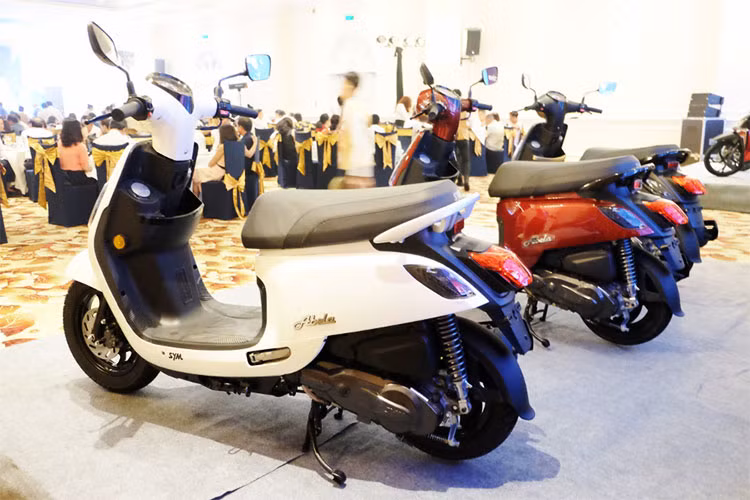 SYM Abela 110 mới thiết kế đậm nét thời trang, có nhiều tiện ích thân thiện với người sử dụng. Xe có kích thước tương đương các xe ga cùng phân khúc tại thị trường Việt Nam, mang phong cách Unisex được cho là phù hợp với cả nam và nữ - đặc biệt là các khách hàng trẻ tuổi.