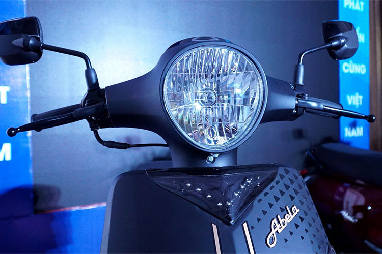 Phần đầu xe nổi bật đèn định vị bóng LED xếp hình chữ V đặc trưng, đặt ngay dưới chóa đèn pha halogen tròn đường kính lớn, mang kiểu dáng hoài cổ. Logo thương hiệu SYM được vẽ lại hoàn toàn mới, ốp vào tấm thẻ bằng da gắn ở trung tâm yếm chắn gió, toát lên chất chơi. Ốp đèn xi-nhan hình bình hành đặt dọc thanh thoát.