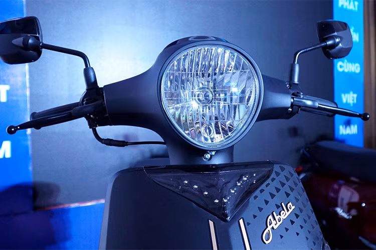 Phần đầu xe nổi bật đèn định vị bóng LED xếp hình chữ V đặc trưng, đặt ngay dưới chóa đèn pha halogen tròn đường kính lớn, mang kiểu dáng hoài cổ. Logo thương hiệu SYM được vẽ lại hoàn toàn mới, ốp vào tấm thẻ bằng da gắn ở trung tâm yếm chắn gió, toát lên chất chơi. Ốp đèn xi-nhan hình bình hành đặt dọc thanh thoát.