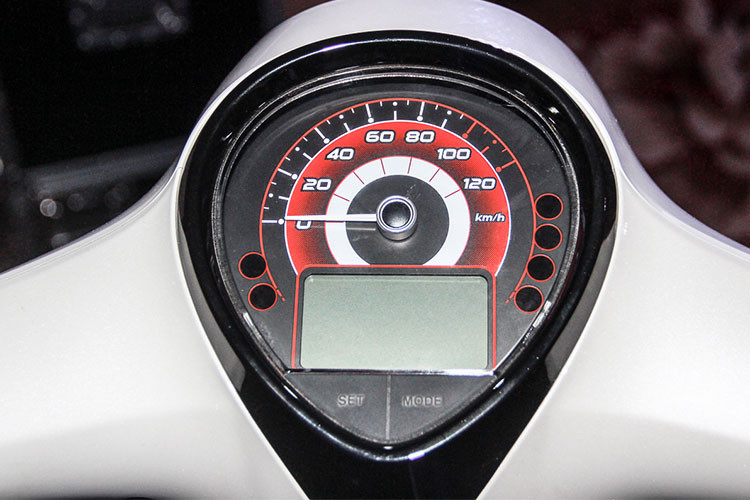 Bảng đồng hồ của xe được thiết kế khá đơn giản, là sự kết hợp giữa dạng kim truyền thống và màn hình LCD hỗ trợ. Các nút bấm điều khiển trên xe tương tự như các mẫu xe ga hiện nay của SYM, dễ dàng sử dụng.