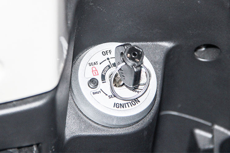 Dòng xe ga Abela 110 mới này cũng có nhiều đặc điểm ưu việt, đầy tiện lợi trong thiết kế so với các dòng xe khác hiện nay. Cụ thể, hộc chứa đồ phía trước khá lớn, sâu, chứa được bình nước, các vật dụng khác cho người dùng. Cốp xe có thể chứa nhiều đồ dùng to lớn cùng lúc.