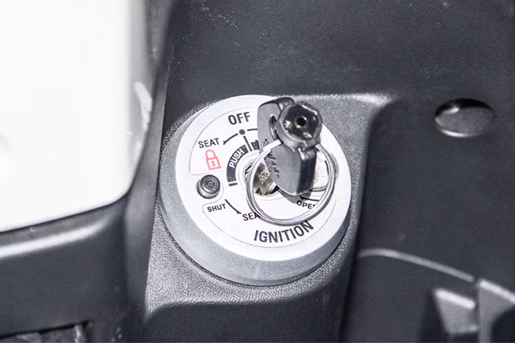 Dòng xe ga Abela 110 mới này cũng có nhiều đặc điểm ưu việt, đầy tiện lợi trong thiết kế so với các dòng xe khác hiện nay. Cụ thể, hộc chứa đồ phía trước khá lớn, sâu, chứa được bình nước, các vật dụng khác cho người dùng. Cốp xe có thể chứa nhiều đồ dùng to lớn cùng lúc.