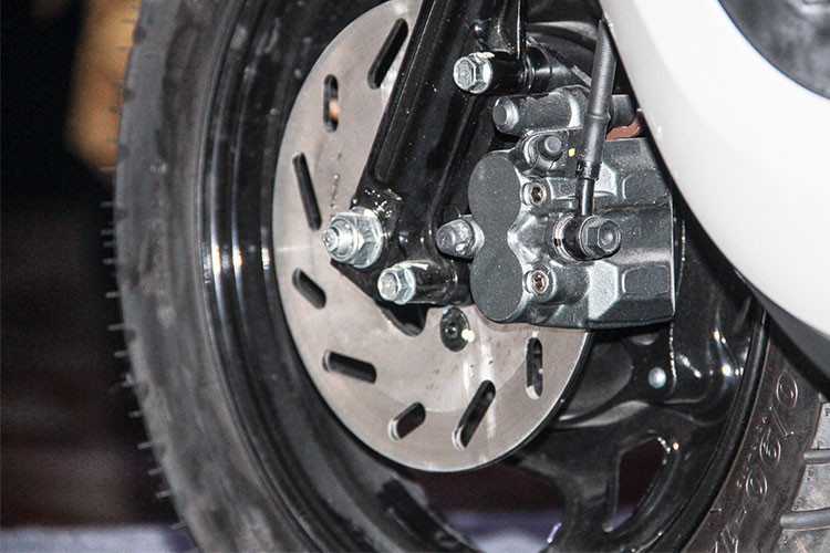 Xe được trang bị phuộc trước dạng ống lồng, sau lò xo trụ. Phanh xe dạng phanh đĩa 190mm phía trước với 2 pitton, sau dạng đùm. Ngoài ra, SYM còn trang bị tấm cách nhiệt bao kín ống pô, chống bỏng triệt để 100%.