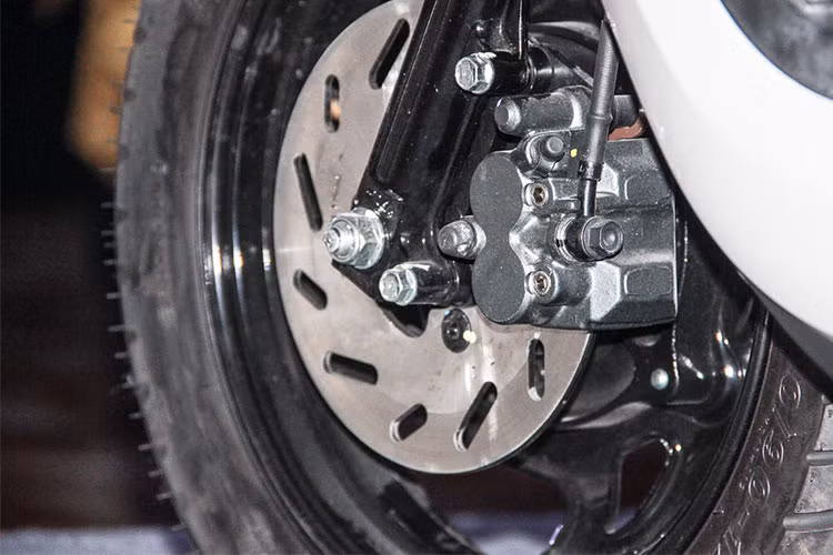 Xe được trang bị phuộc trước dạng ống lồng, sau lò xo trụ. Phanh xe dạng phanh đĩa 190mm phía trước với 2 pitton, sau dạng đùm. Ngoài ra, SYM còn trang bị tấm cách nhiệt bao kín ống pô, chống bỏng triệt để 100%.