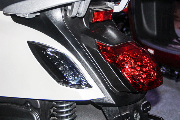 Nắp bình xăng của xe được đặt ở vị trí dễ dàng đổ xăng, chỉ vặn chìa khóa sang phải là mở nắp để tiếp nhiên liệu dễ dàng. Tay nắm xe dạng cao cấp bằng hợp kim nhôm, tôn được vẻ cao cấp cho xe, gác chân sau xếp gọn, nếu không dùng thì xếp âm vào thân xe rất tiện lợi.