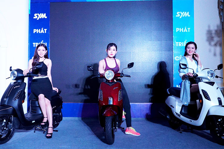 Hãng xe máy Đài Loan vừa chính thức giới thiệu tới thị trường Việt Nam mẫu xe ga SYM Abela 110cc mới. Một điều khá ngạc nhiên là Abela được nhập khẩu nguyên chiếc, trong khi SYM đang có nhiều dòng xe lắp ráp trong nước và một danh mục sản phẩm xe ga khá phong phú, từ 50cc đến 125cc, như Elite 50, Attila/Venus/Shark 125…