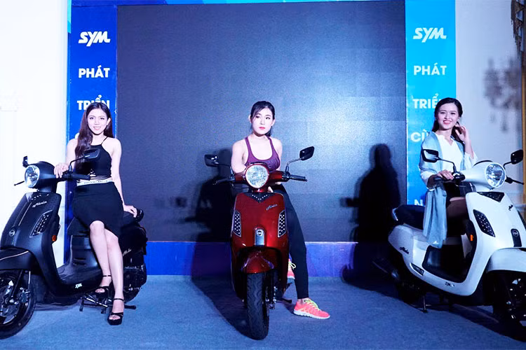 Hãng xe máy Đài Loan vừa chính thức giới thiệu tới thị trường Việt Nam mẫu xe ga SYM Abela 110cc mới. Một điều khá ngạc nhiên là Abela được nhập khẩu nguyên chiếc, trong khi SYM đang có nhiều dòng xe lắp ráp trong nước và một danh mục sản phẩm xe ga khá phong phú, từ 50cc đến 125cc, như Elite 50, Attila/Venus/Shark 125…