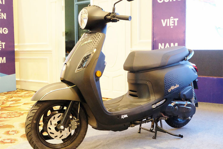 SYM Abela tại Việt Nam có 3 màu sắc, với mức giá bán ra từ 25,99 triệu đồng (bản tiêu chuẩn) và 26,49 triệu đồng (bản cao cấp), thấp hơn so với các mẫu xe đối thủ tại thị trường Việt Nam như Honda Vision 110 (giá 29,9 triệu đồng), Suzuki Address 110 (giá 28,29 triệu đồng).