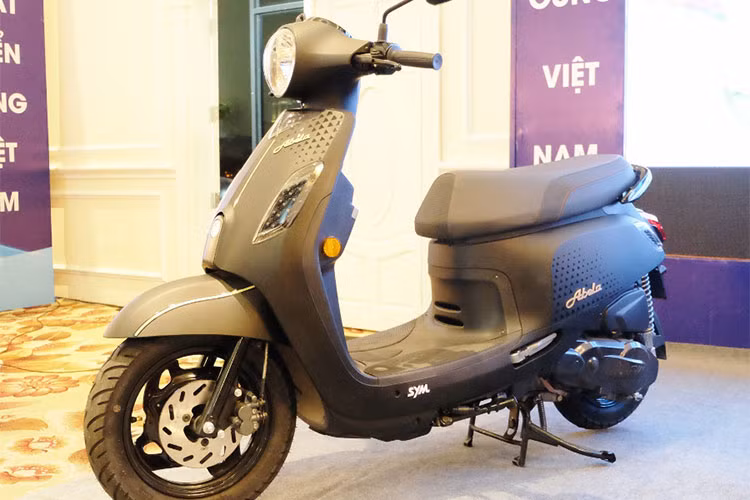 SYM Abela tại Việt Nam có 3 màu sắc, với mức giá bán ra từ 25,99 triệu đồng (bản tiêu chuẩn) và 26,49 triệu đồng (bản cao cấp), thấp hơn so với các mẫu xe đối thủ tại thị trường Việt Nam như Honda Vision 110 (giá 29,9 triệu đồng), Suzuki Address 110 (giá 28,29 triệu đồng).