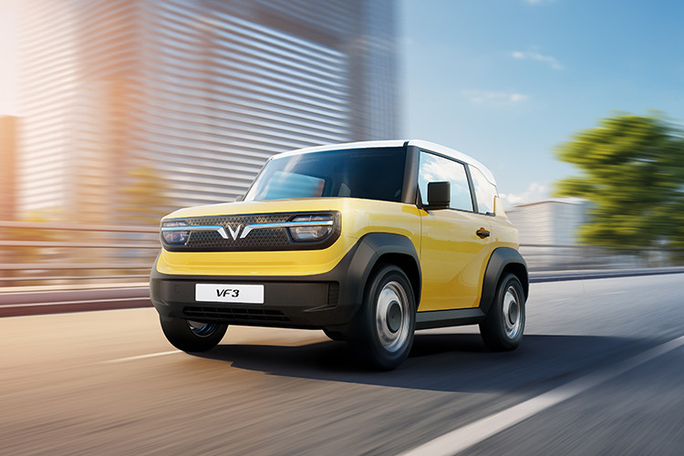 Mức giá xe Vinfast VF3 ưu đãi 235 triệu đồng cho bản thuê pin và 315 triệu đồng kèm pin (chi phí lăn bánh tương ứng khoảng 257 triệu đồng và 337 triệu đồng). Với khách mua VF3 không kèm pin, người dùng có 3 gói thuê pin linh hoạt. Cụ thể nếu di chuyển dưới 1.500km thì mức phí là 900.000 đồng/ tháng, di chuyển từ 1.500 - 2.500 km sẽ là 1.2 triệu đồng và 2 triệu đồng nếu sử dụng trên 2.000 km.