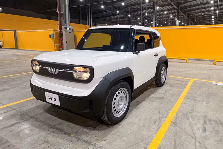 Mới đây, những hình ảnh Vinfast VF3 bằng xương bằng thịt đã lộ diện tại nhà máy. Có thể thấy, điểm khác biệt lớn nhất trên bản VF3 chạy thử vừa lộ diện so với những hình ảnh hãng công bố là bộ la zăng sắt sơn màu bạc. Trong những hình ảnh được công bố, VinFast VF 3 lại có bánh xe kiểu khác.