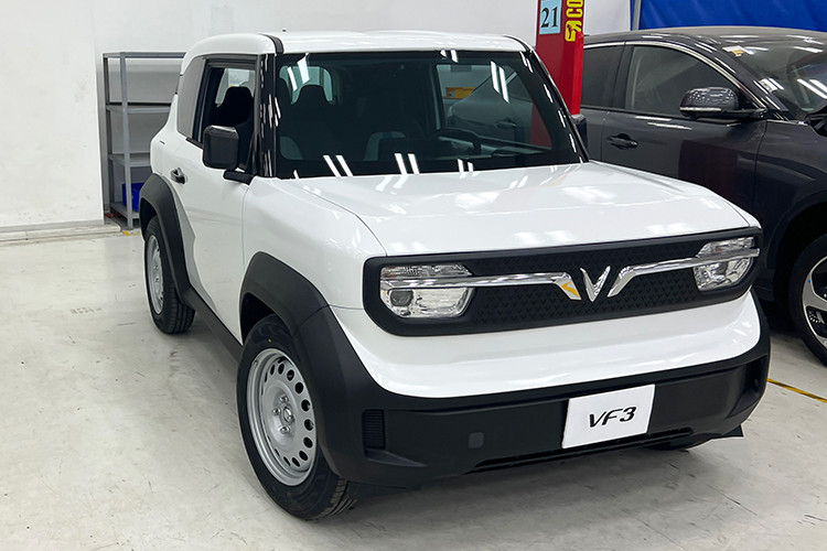 Xr được trang bị các tính năng và hệ thống giải trí đa dạng để đáp ứng nhu cầu hàng ngày của người dùng đô thị như: hệ thống thông tin-giải trí với màn hình 10 inch, tích hợp Android Auto và Apple Carplay... Hàng ghế sau có thể gập xuống hoàn toàn để tăng diện tích khoang chứa (tổng sức chứa 550L), giúp người lái luôn sẵn sàng cho mọi chuyến đi.