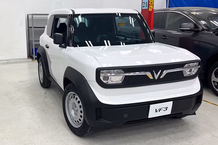 Xr được trang bị các tính năng và hệ thống giải trí đa dạng để đáp ứng nhu cầu hàng ngày của người dùng đô thị như: hệ thống thông tin-giải trí với màn hình 10 inch, tích hợp Android Auto và Apple Carplay... Hàng ghế sau có thể gập xuống hoàn toàn để tăng diện tích khoang chứa (tổng sức chứa 550L), giúp người lái luôn sẵn sàng cho mọi chuyến đi.