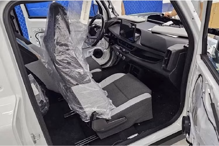 VinFast VF3 được phát triển dựa trên nghiên cứu về nhu cầu và thói quen đi lại của người Việt. Xe sở hữu chiều dài x rộng x cao lần lượt là 3.114 x 1.673 x 1.567 mm. Với kích thước này, VF3 sẽ là mẫu xe nhỏ nhất của VinFast hiện nay, cạnh tranh trực tiếp với Wuling Hongguang MiniEV của Trung Quốc.