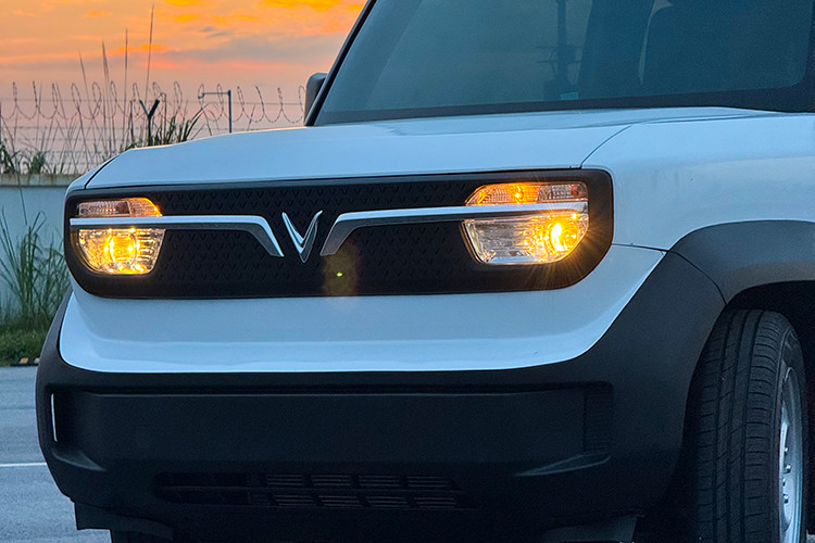 Theo tìm hiểu, loại ốp mâm lắp trên VinFast VF3 bản thương mại để tăng tính thẩm mỹ mà không cần phải tốn nhiều chi phí nâng cấp mâm đúc. Khi bán ra, có thể VinFast sẽ cung cấp loại ốp mâm này với nhiều mẫu mã để khách hàng thỏa sức trang trí cho chiếc xe của mình.