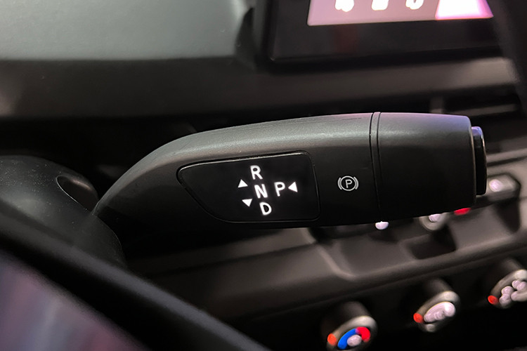 Mặc dù có kích thước nhỏ nhắn, VinFast VF3 vẫn có không gian nội thất 5 chỗ ngồi, được thiết kế theo phong cách tối giản, đồng thời tích hợp các tính năng thông minh và thiết yếu, mang đến trải nghiệm lái thoải mái và tiện nghi cho chủ xe.