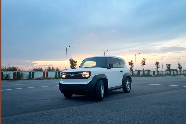 Ngoại thất của VF3 nổi bật với các khối hình học mạnh mẽ và những đường gân cứng cáp xuyên suốt từ trước ra sau. Xe có thiết kế nhỏ gọn nhưng cao ráo, khoẻ khoắn nhờ được trang bị bộ la-zăng có kích thước lên tới 16 inch, tạo khoảng sáng gầm xe lớn, giúp xe dễ dàng di chuyển trên nhiều điều kiện địa hình.