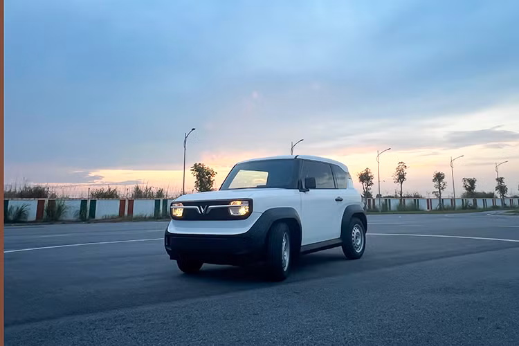 Ngoại thất của VF3 nổi bật với các khối hình học mạnh mẽ và những đường gân cứng cáp xuyên suốt từ trước ra sau. Xe có thiết kế nhỏ gọn nhưng cao ráo, khoẻ khoắn nhờ được trang bị bộ la-zăng có kích thước lên tới 16 inch, tạo khoảng sáng gầm xe lớn, giúp xe dễ dàng di chuyển trên nhiều điều kiện địa hình.