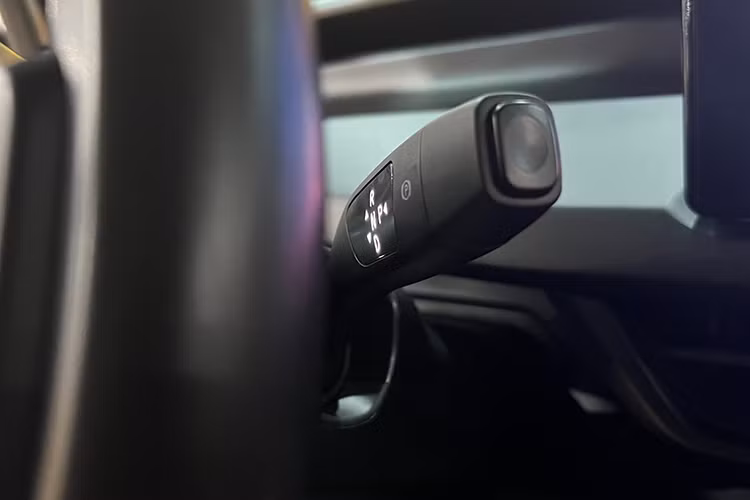 Mặc dù có kích thước nhỏ nhắn, VinFast VF3 vẫn có không gian nội thất 5 chỗ ngồi, được thiết kế theo phong cách tối giản, đồng thời tích hợp các tính năng thông minh và thiết yếu, mang đến trải nghiệm lái thoải mái và tiện nghi cho chủ xe.