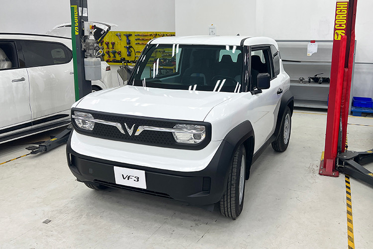 Ngoài ra, VinFast cũng công bố phiên bản giới hạn dành cho 6868 khách hàng đầu tiên đặt mua VF 3: Phiên bản này sẽ được khắc tên “Creators Edition" có 1-0-2 ở ngoại thất xe; Đánh số thứ tự mua lên xe, khiến chiếc xe của bạn là độc bản. Thời gian mở cọc dự kiến vào 6h sáng 13/05