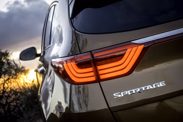 Theo đó, trên mẫu xe đời cũ, khoang lái bị “tổn thương” nghiêm trọng, thậm chí chân phanh bị đẩy vào trong tới 40 cm. Trụ vô lăng lệch về phía người lái hơn 10 cm, đầu hình nộm cũng trượt ra khỏi vị trí túi khí trước, trong khi túi khí bên không bung ra.