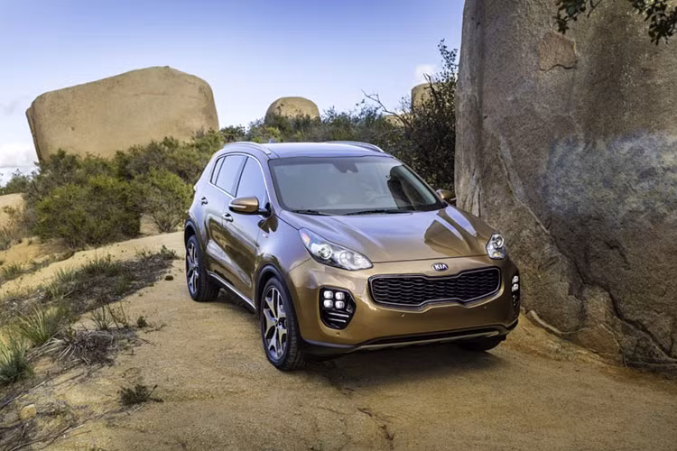 Riêng bản GT của Sportage 2017 được hãng xe Kia trang bị máy xăng 4 xi lanh tăng áp 1.6 lít cho công suất 175 mã lực, mô men xoắn 265 Nm. Các phiên bản động cơ đi kèm với hai tùy chọn hộp số sàn 6 cấp hoặc 7 cấp ly hợp kép.