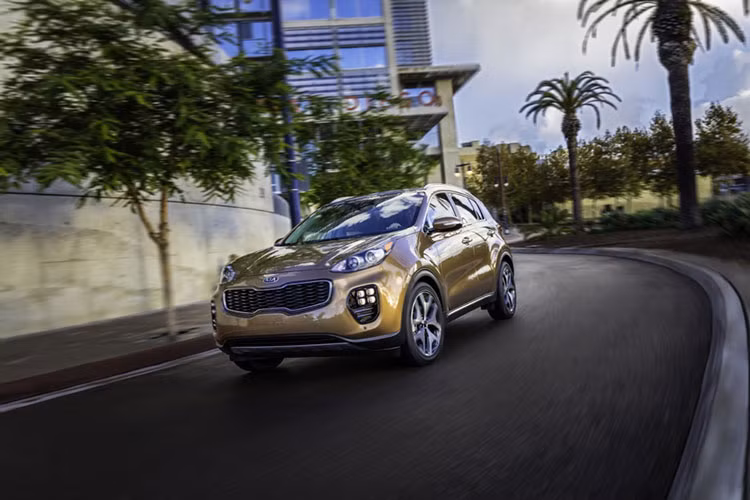 Kia Sportage 2017 sở hữu 5 tùy chọn động cơ bao gồm máy xăng 1.6 lít cho công suất 130 mã lực, mô men xoắn 161 Nm và máy dầu 1.7 lít cho công suất 113 mã lực. Phiên bản máy dầu còn có thêm biến thể mạnh mẽ hơn với công suất lần lượt là 134 mã lực và 175 mã lực.