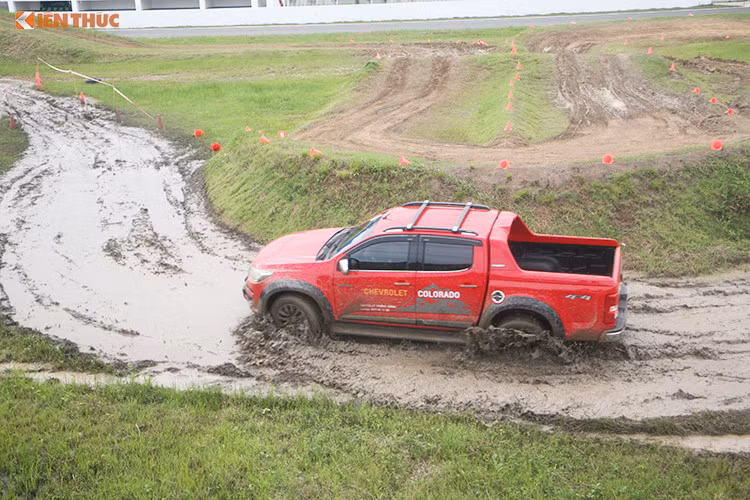 Ở hai bên thân xe, bộ mâm với kích thước 16 hoặc 18 inch là những thay đổi rõ rệt nhất trên Colorado mới. Ngoại trừ các phiên bản LT tầm thấp, toàn bộ các bản Colorado khác đều có mâm 18 inch. Bên trong, toàn bộ bảng táp-lô của Colorado cũng đã được Chevrolet thiết kế lại với hình dáng khỏe khoắn hơn và tăng tính công thái học đối với người lái.