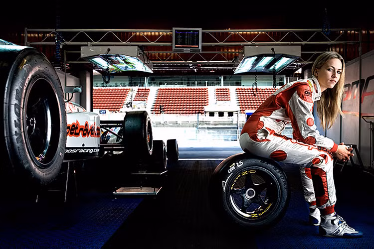 Ngoài Danica Patrick, làng đua xe thế giới cũng chứng kiến nhiều gương mặt nữ đua xe đạt nhiều thành tích cao và sở hữu body nóng bỏng hay những tấm bằng danh giá như Cyndie Allemann, Shannon McIntosh, Leilani Munter,...