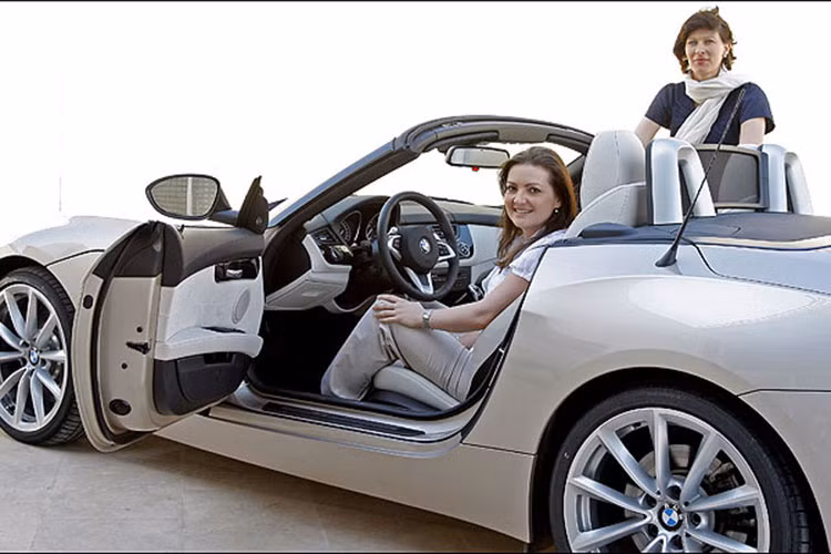 Phụ nữ thiết kế xe hơi luôn tạo ra bất ngờ, vào năm 2009, nhiều người từng ngỡ ngàng khi phát hiện “tác giả” của BMW Z4 thế hệ mới là hai người phụ nữ còn khá trẻ là Juliane Blasi và Nadya Arnaout.