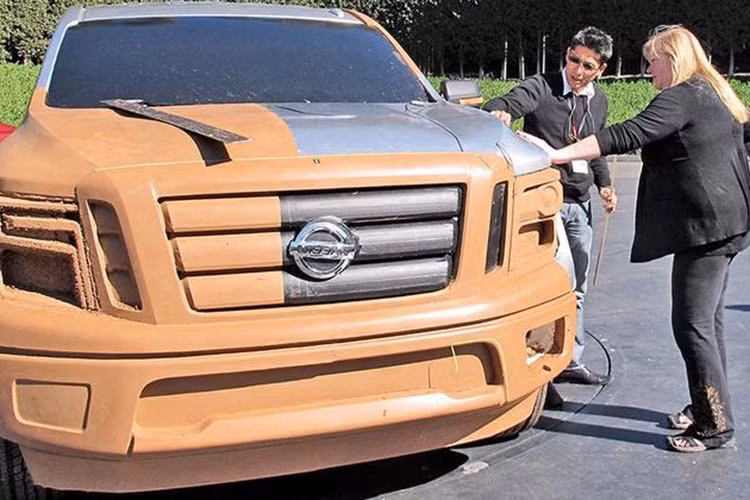 Cùng thời điểm với Anne Asensio, những nữ thiết kế ô tô có thể kể đến như Chelsia Lau, Diane Allen và Susan Lampinen. Những người phụ nữ này đều giữ những chức vụ quan trọng và có nhiều đóng góp xuất sắc trong thiết kế xe hơi. 