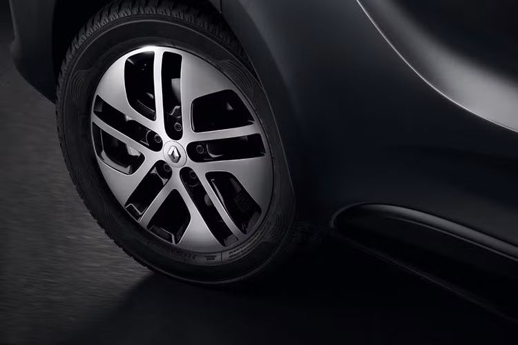 Ngoài ra, xe cũng được trang bị bộ mâm thời trang hợp kim 17 inch... Các cửa sổ sau xe đều được phủ decal tối màu để đảm bảo sự riêng tư.