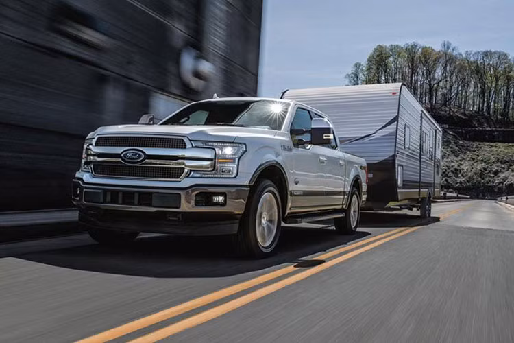 Giống như nhiều mẫu xe được nâng cấp giữa vòng đời khác, F150 cũng có những bộ mâm đúc thiết kế mới. Tương như như phía trước, cản sau của chiếc xe cũng có hình dáng khác, bên cạnh nắp che thùng mới nằm giữa cặp đèn LED hiện đại. Tùy thuộc vào từng phiên bản, phần đuôi của F150 cũng sẽ có sự khác biệt nhẹ.