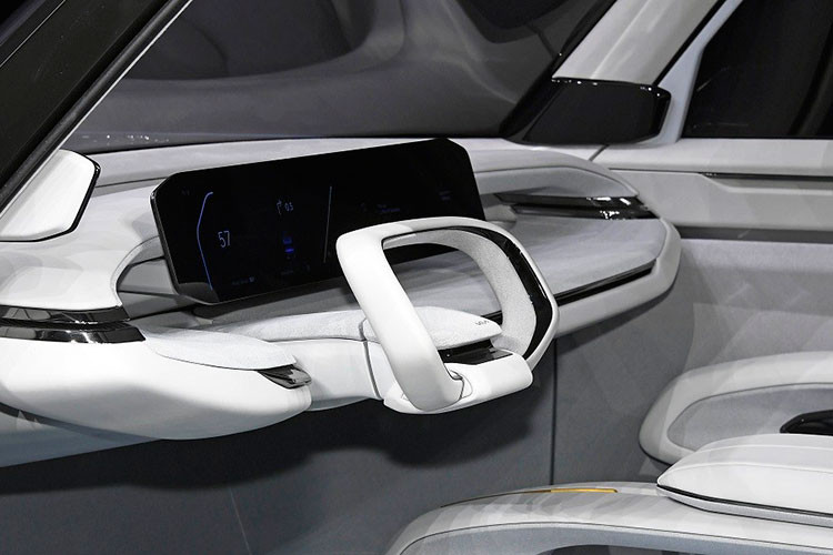 Chưa hết, trên nắp ca-pô của xe còn có 2 khe gió và tích hợp cả những tấm pin năng lượng mặt trời. Hai tấm pin năng lượng mặt trời này được khẳng định là có thể đóng vai trò như nguồn cung cấp điện thay thế khi xe ở xa trạm sạc.