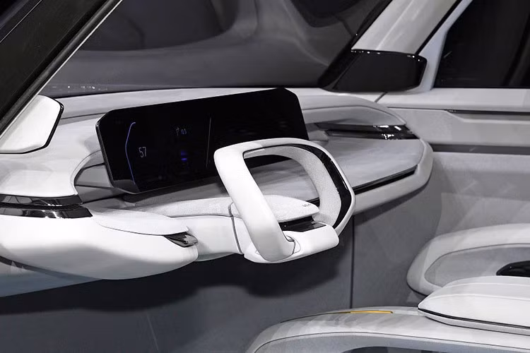 Chưa hết, trên nắp ca-pô của xe còn có 2 khe gió và tích hợp cả những tấm pin năng lượng mặt trời. Hai tấm pin năng lượng mặt trời này được khẳng định là có thể đóng vai trò như nguồn cung cấp điện thay thế khi xe ở xa trạm sạc.