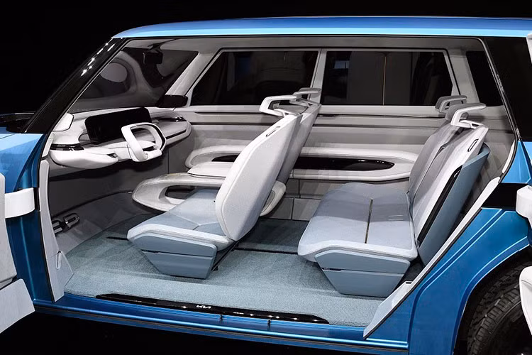 Bên trong Kia EV9 là không gian nội thất được thiết kế theo phong cách tối giản và có 3 hàng ghế. Trước mặt người lái là vô lăng hình chữ nhật và màn hình 27 inch nằm độc lập trên mặt táp-lô. Phía trên còn có nóc bằng kính, mang đến không gian nội thất thoáng đãng cho xe.