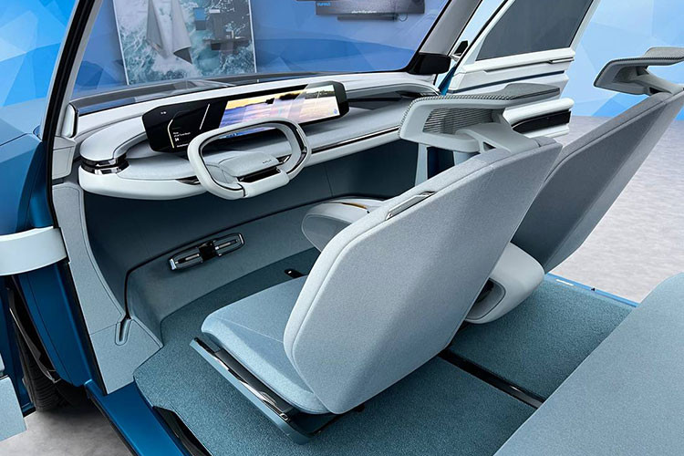 Bên cạnh đó là những vật liệu nội thất thân thiện với môi trường như sàn làm bằng lưới đánh cá tái chế. Trong khi đó, ghế và mặt cửa được bọc bằng chất liệu làm từ chai nhựa tái chế. Hãng Kia cho biết, khi lên dây chuyền sản xuất thương mại, EV9 sẽ có tính năng cập nhật phần mềm qua WiFi và dịch vụ mua phần mềm theo nhu cầu.