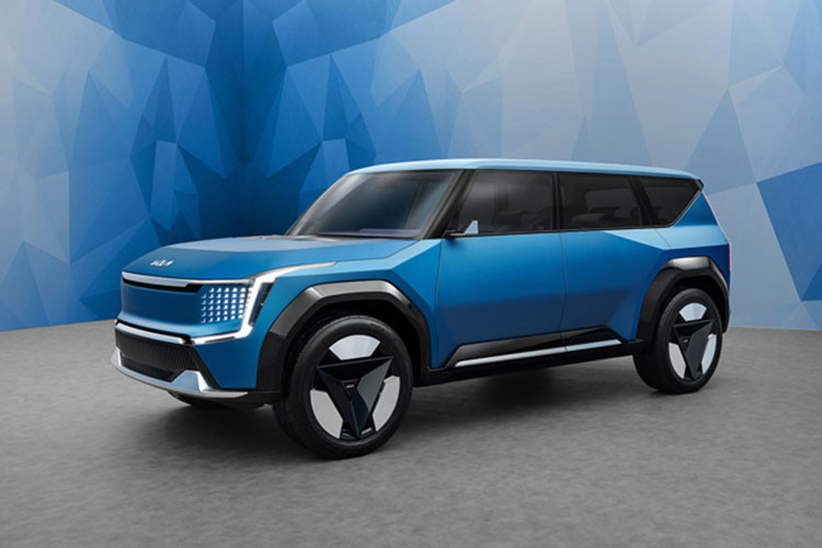 Với hệ thống sạc nhanh 350 kW, người dùng chỉ cần chờ khoảng 20-30 phút để tăng dung lượng pin từ 10% lên 80%. Dự định trong tương lai, mẫu xe này sẽ đến Việt Nam vả sẽ là đối thủ đáng gòm của VinFast VF9.