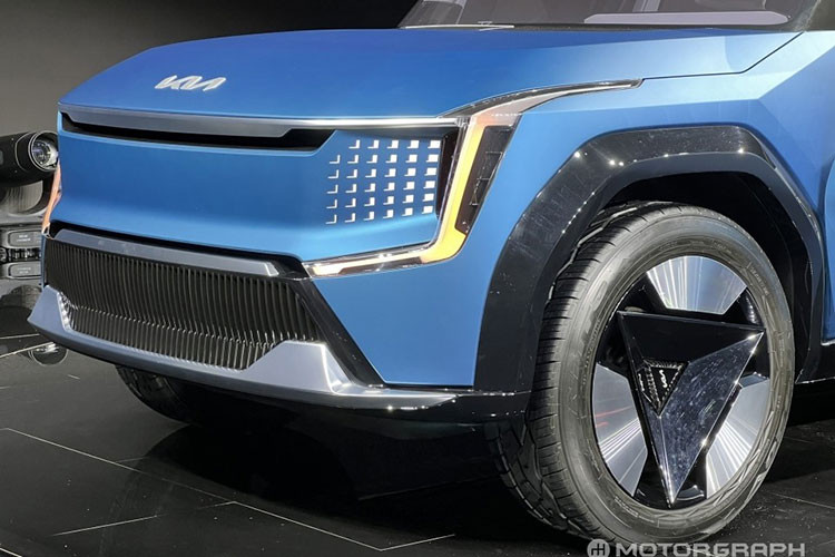 Tương tự EV6, EV9 cũng được áp dụng ngôn ngữ thiết kế Opposites United mới của Kia. Theo hãng Kia, mẫu SUV này đại diện cho sự pha trộn sáng tạo giữa những ý tưởng đối lập. Ngoài ra, thiết kế của Kia EV9 còn lấy cảm hứng từ thiên nhiên như những ngôi sao lấp lánh trên bầu trời đêm, thung lũng lộng gió và chân trời êm dịu. Ngay cả màu sơn ngoại thất của xe cũng gợi liên tưởng đến đại dương xanh thẳm. 