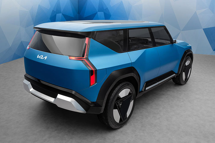 Hiện thông tin về động cơ của Kia EV9 phiên bản thương mại vẫn chưa được hé lộ. Chỉ biết rằng, xe có thể tăng tốc từ 0-100 km/h trong thời gian chỉ 5 giây và chạy được khoảng 482 km sau khi sạc đầy pin.