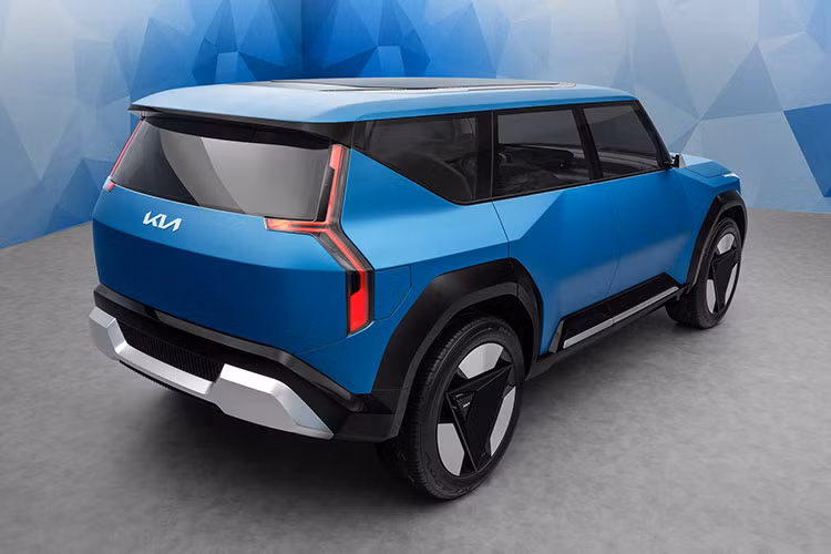 Hiện thông tin về động cơ của Kia EV9 phiên bản thương mại vẫn chưa được hé lộ. Chỉ biết rằng, xe có thể tăng tốc từ 0-100 km/h trong thời gian chỉ 5 giây và chạy được khoảng 482 km sau khi sạc đầy pin.