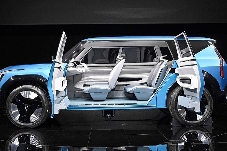 Bên sườn, Kia EV9 hoàn toàn mới sở hữu những đường cắt sắc sảo, ốp cua lốp màu đen bóng nổi bật, camera kỹ thuật số thay cho gương chiếu hậu và bộ vành 22 inch với thiết kế chỉ phù hợp với xe concept. Thêm vào đó là phần nóc thẳng thớm và tạo cảm giác "lơ lửng" nhờ các cột sơn màu đen. Phía sau xe xuất hiện cụm đèn hậu nằm dọc, kéo dài từ cột D xuống chắn bùn. Trong khi đó, cản sau của xe được sơn màu đen bóng và đi kèm tấm ốp màu bạc nổi bật.