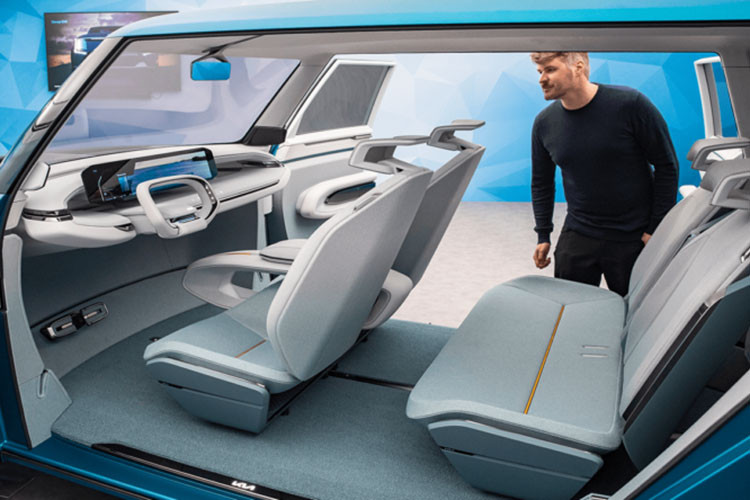 Theo Kia, khi chạy trên đường, mẫu xe này sẽ dùng cấu hình nội thất truyền thống với 3 hàng ghế quay về phía trước. Khi xe đứng yên một chỗ, người dùng có thể chuyển sang chế độ Pause Mode để hàng ghế thứ nhất và thứ ba quay vào nhau, riêng hàng ghế thứ hai biến thành chiếc bàn. Ngoài ra, xe còn có chế độ Enjoy Mode để xoay 3 hàng ghế về phía sau. Người dùng có thể chọn chế độ này và mở cửa cốp ra để ngắm cảnh bên ngoài.