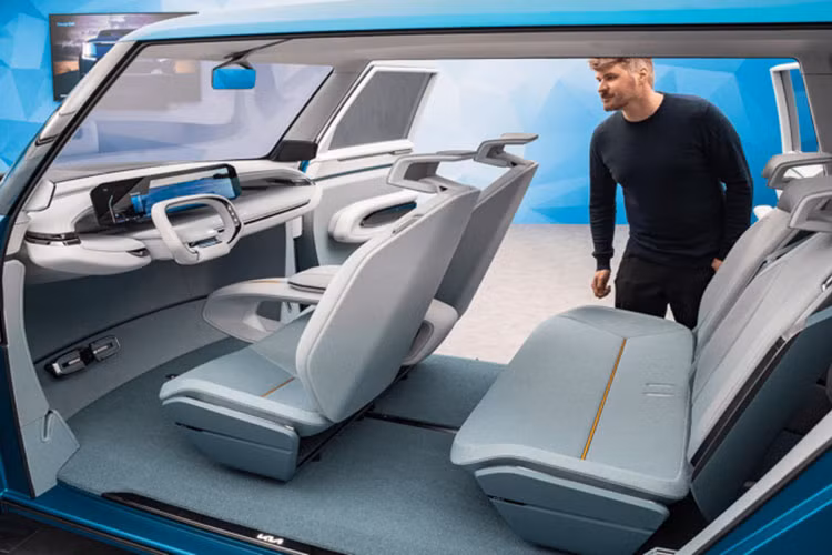 Theo Kia, khi chạy trên đường, mẫu xe này sẽ dùng cấu hình nội thất truyền thống với 3 hàng ghế quay về phía trước. Khi xe đứng yên một chỗ, người dùng có thể chuyển sang chế độ Pause Mode để hàng ghế thứ nhất và thứ ba quay vào nhau, riêng hàng ghế thứ hai biến thành chiếc bàn. Ngoài ra, xe còn có chế độ Enjoy Mode để xoay 3 hàng ghế về phía sau. Người dùng có thể chọn chế độ này và mở cửa cốp ra để ngắm cảnh bên ngoài.