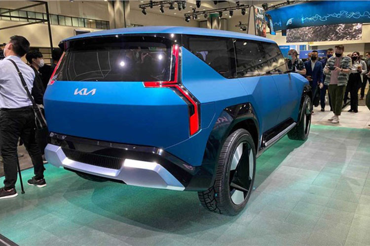 Phần đầu xe của EV9 vẫn được thiết kế theo phong cách "mũi hổ" đặc trưng của thương hiệu Kia. Tuy nhiên, vì là ôtô điện nên Kia EV6 không có lưới tản nhiệt. Thay vào đó, xe chỉ có hốc gió trung tâm và các khe gió trên đầu xe. Tiếp đến là cụm đèn pha nằm dọc và dải đèn LED định vị ban ngày kéo dài từ nắp ca-pô xuống hốc gió trung tâm. Nằm bên cạnh đèn pha là đèn chờ dẫn đường sáng tuần tự.