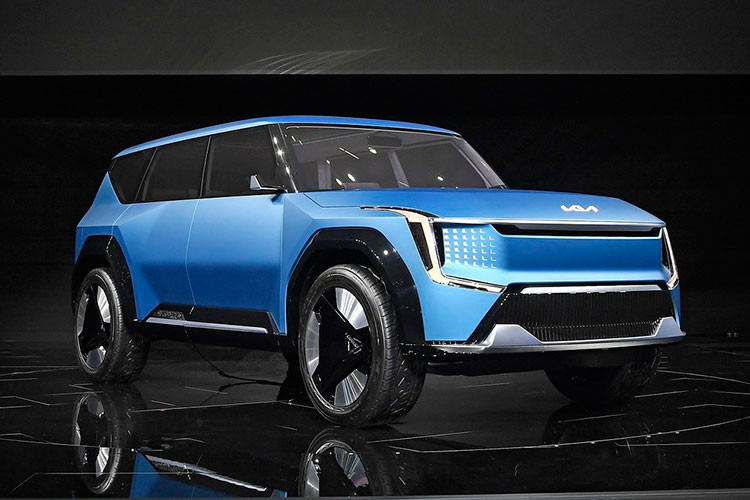  Kia EV9 chạy điện là mẫu SUV lần đầu tiên trình làng trong triển lãm Ô tô Los Angeles 2021 diễn ra vào tháng 11 năm ngoái. Tuy nhiên, khi tham gia triển lãm Ô tô Quốc tế Busan 2022, hãng Kia vẫn mang EV9 đến trưng bày. Do đó, chúng ta có thể một lần nữa chiêm ngưỡng vẻ đẹp của Kia EV9 - đối thủ tương lai dành cho VinFast VF9.
