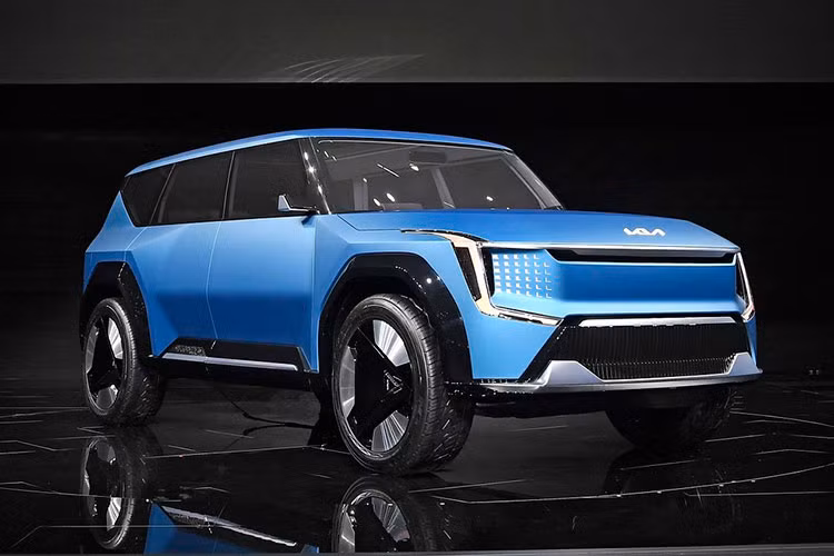  Kia EV9 chạy điện là mẫu SUV lần đầu tiên trình làng trong triển lãm Ô tô Los Angeles 2021 diễn ra vào tháng 11 năm ngoái. Tuy nhiên, khi tham gia triển lãm Ô tô Quốc tế Busan 2022, hãng Kia vẫn mang EV9 đến trưng bày. Do đó, chúng ta có thể một lần nữa chiêm ngưỡng vẻ đẹp của Kia EV9 - đối thủ tương lai dành cho VinFast VF9.